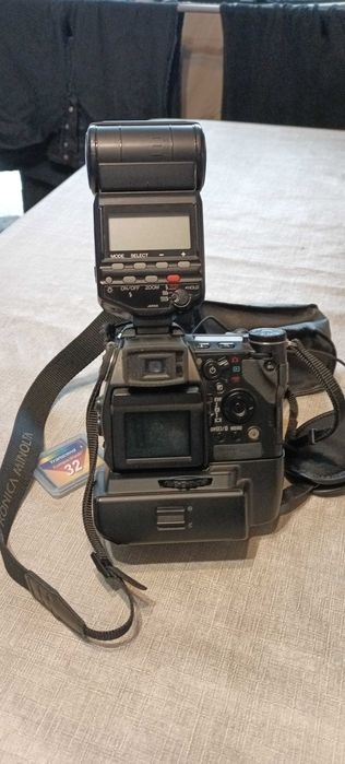 Konika Minolta Dimage A2 + lampa błyskowa Minolta + barety pack...