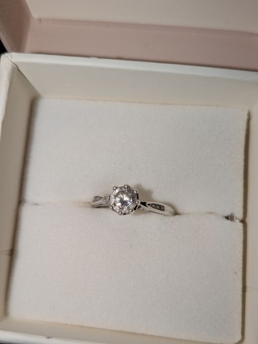 pierścionek zaręczynowy