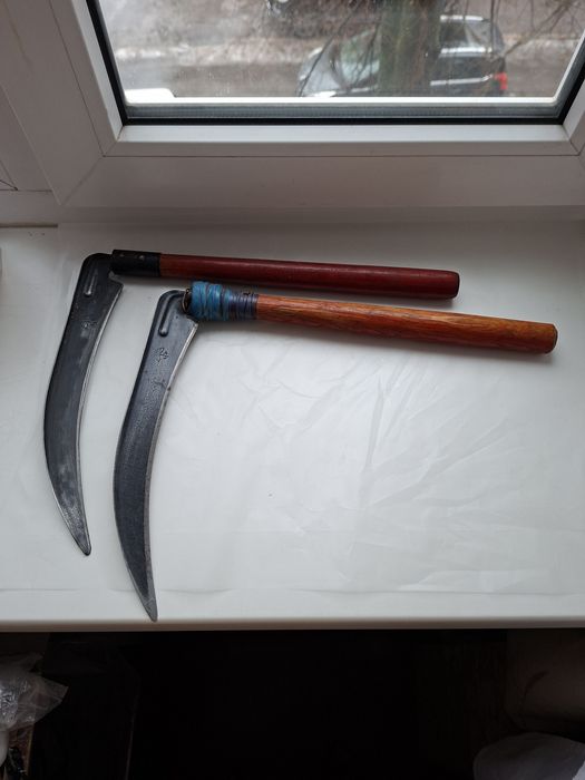 Коса господарська невелика з дерев'яною ручкою часів СРСР