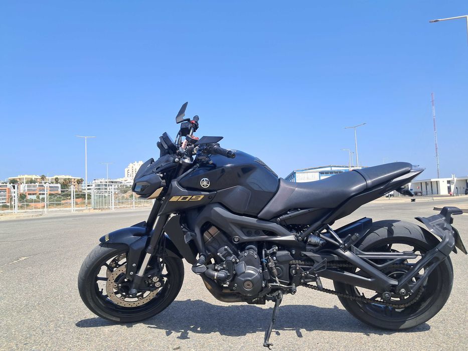 Yamaha MT-09 Preta/Dourada