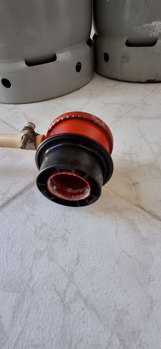 Botija de gas com regulador e fogão de um bico.