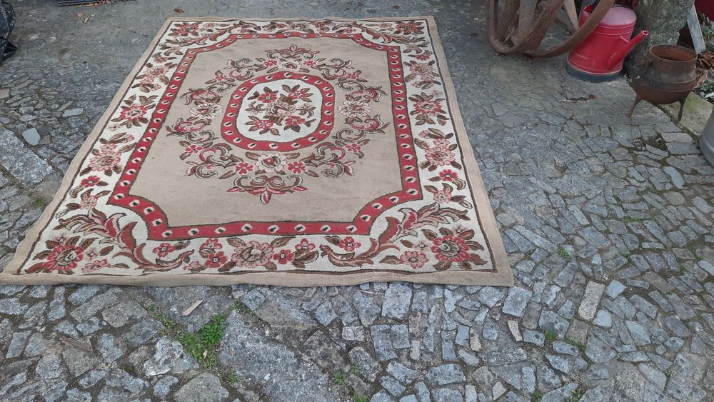 Tapetes e carpetes usados em estado razoável