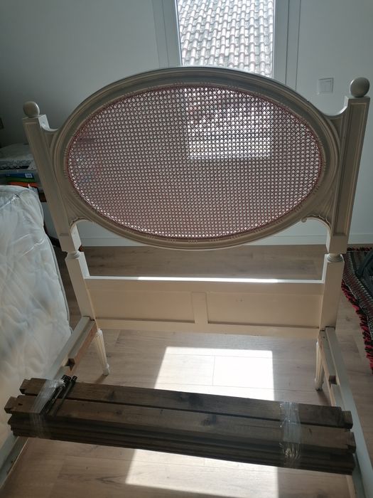 Cama vintage corpo e meio.