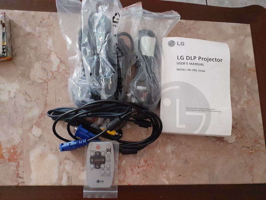 Progetor LG com cabos