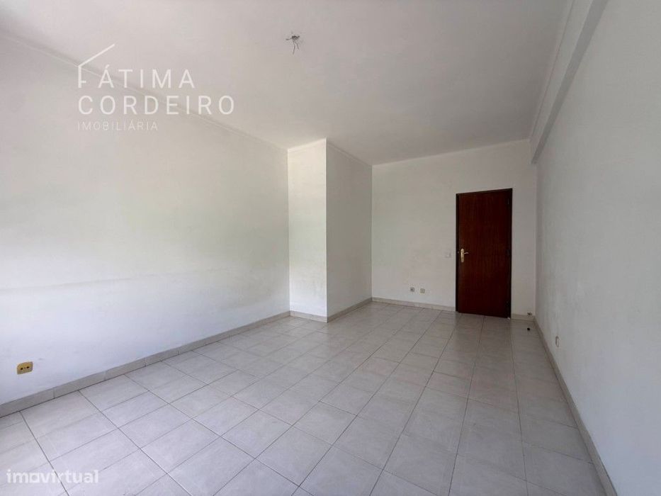 T2 situado situado em cacilhas com BOX