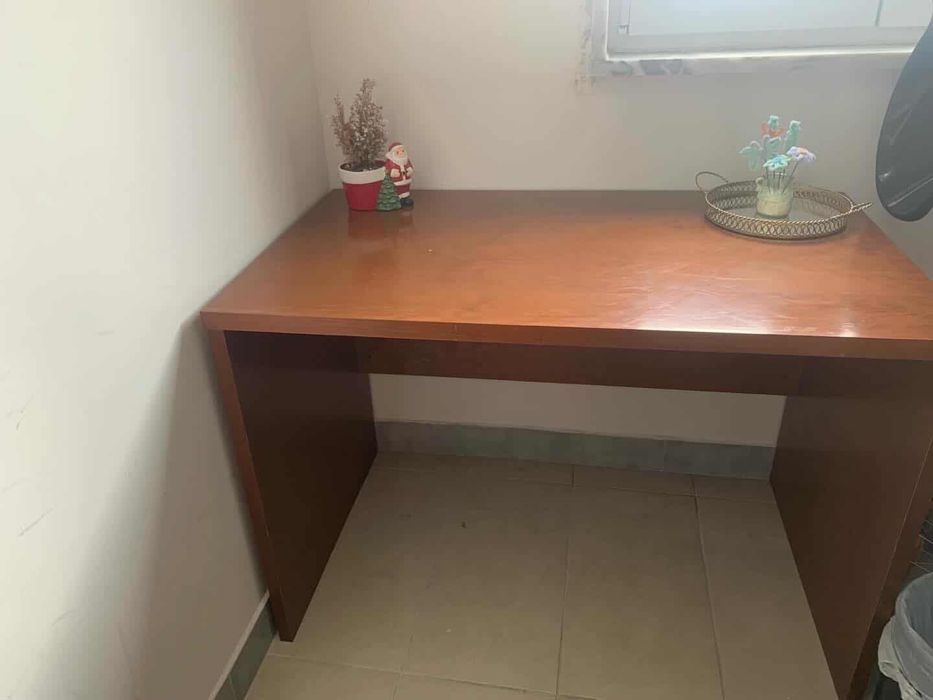 Mesa de estudo com cadeira