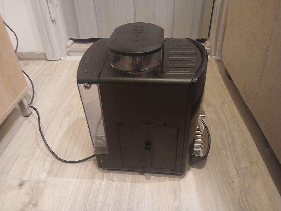 Krups EA8170 ekspres do kawy ze spieniaczem mleka