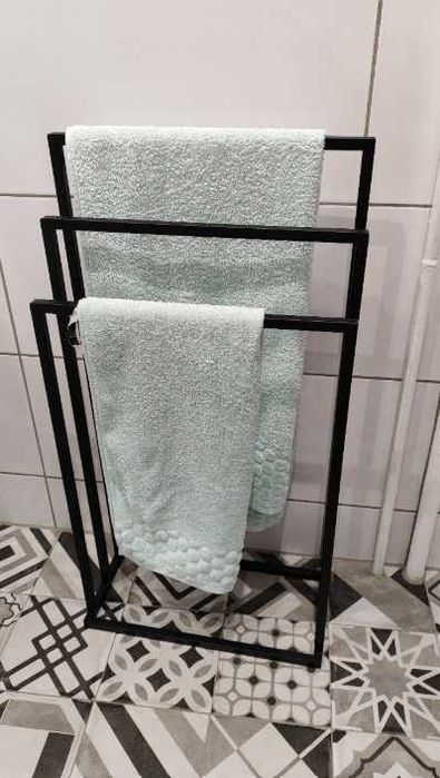 Wieszak na ręczniki wolnostojący czarny metal loft nowoczesny