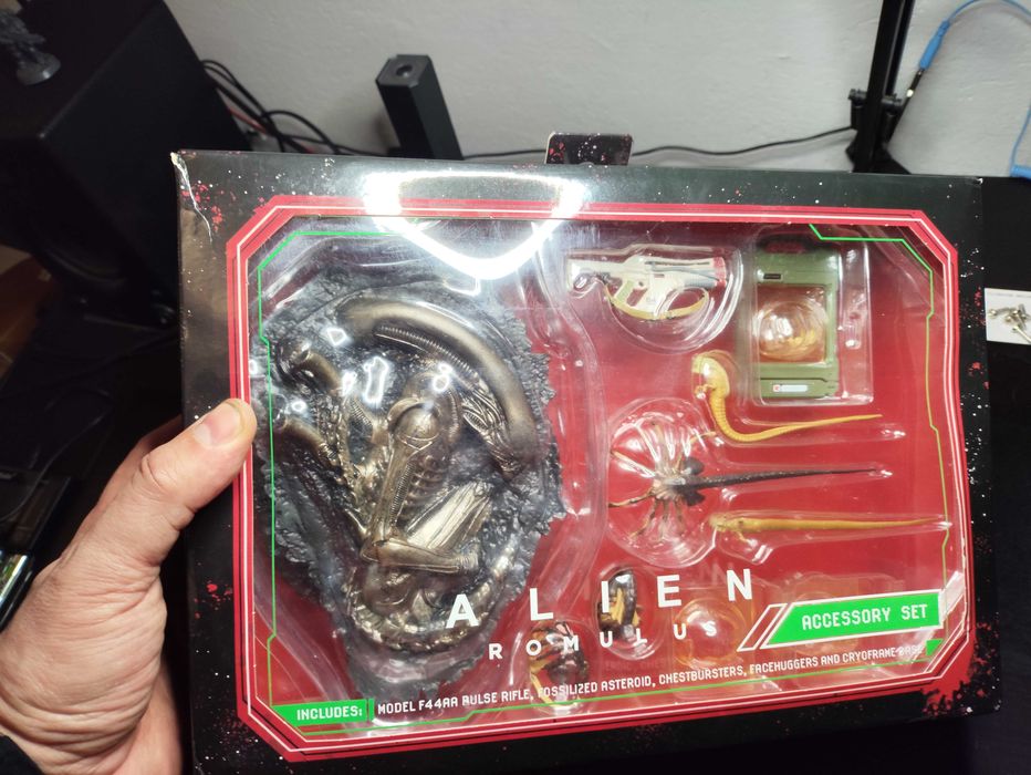 Alien Romulus Obcy figurka plus zestaw akcesoriów z filmu