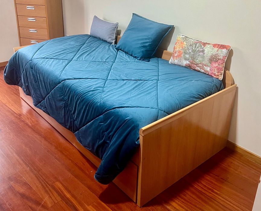 Quarto jovem - 3 camas + armário + secretária