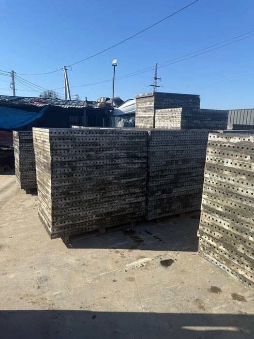 Оренда опалубки перекриття: стійки, балки H20, триноги, корони