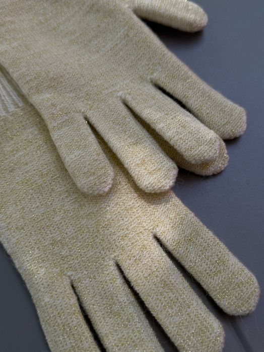 Rękawiczki dziergane białe – ciepło i elegancja