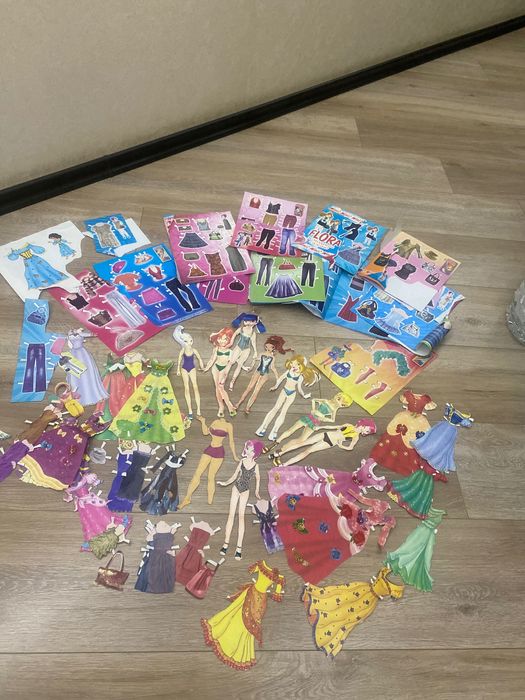 Паперова лялька з одягом, принцеси та Winx. Одягни ляльку
