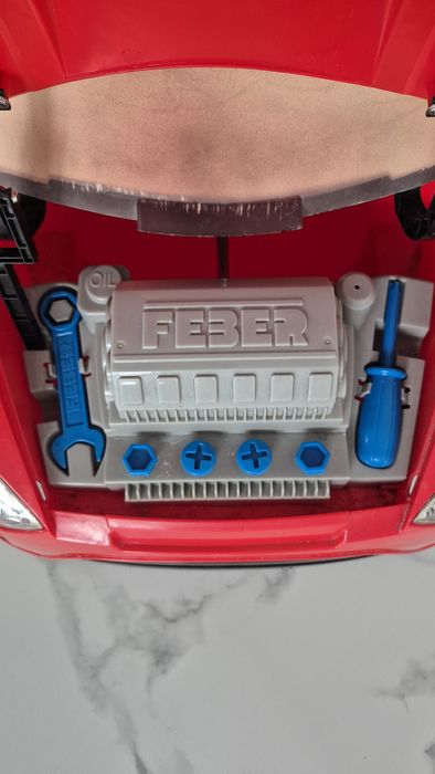 Дитячий електромобіль на батареї.