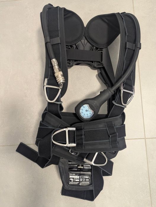 Nowe noszaki -  aparat powietrzny PSS4000 z manometrem analogowym