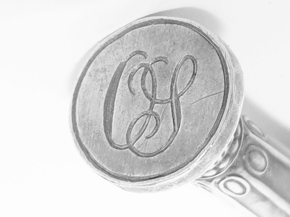 Antigo sinete / carimbo de lacre com monogramas em Alpacca