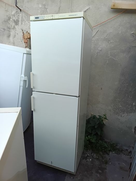 Duża lodowko-zamrazarka liebherr