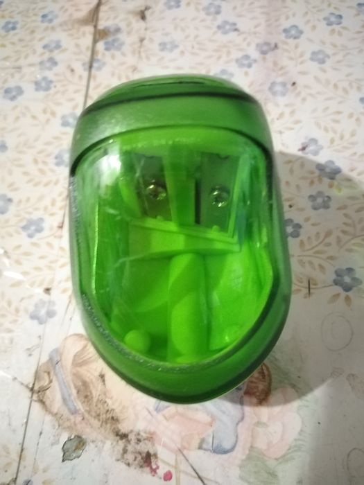 Vendo afia para lápis verdes e branco