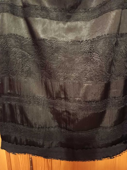 Czarna elegancka spódnica z ozdobnymi koronkami midi S/M