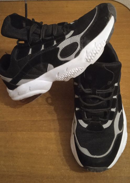 Чоловічі кросівки 42 розмір