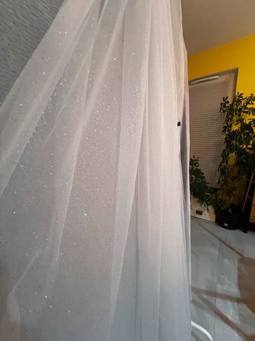 Błyszczący welon ślubny