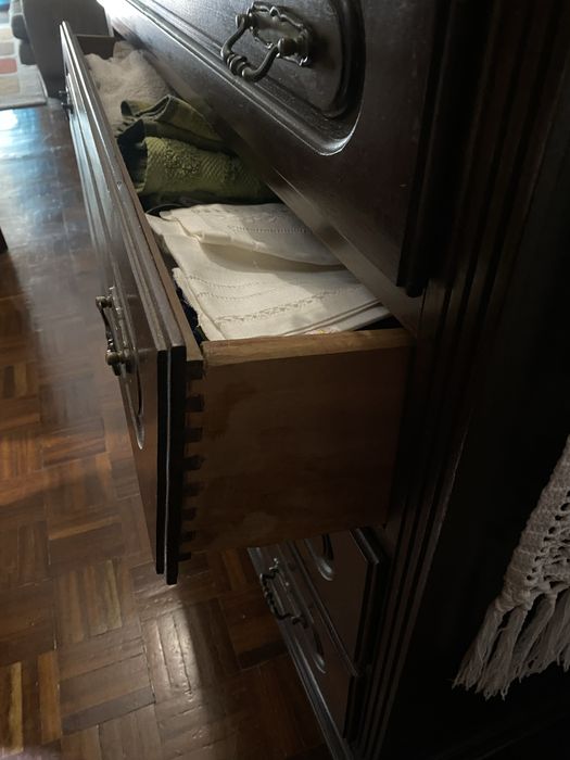 Cómoda grande castanha