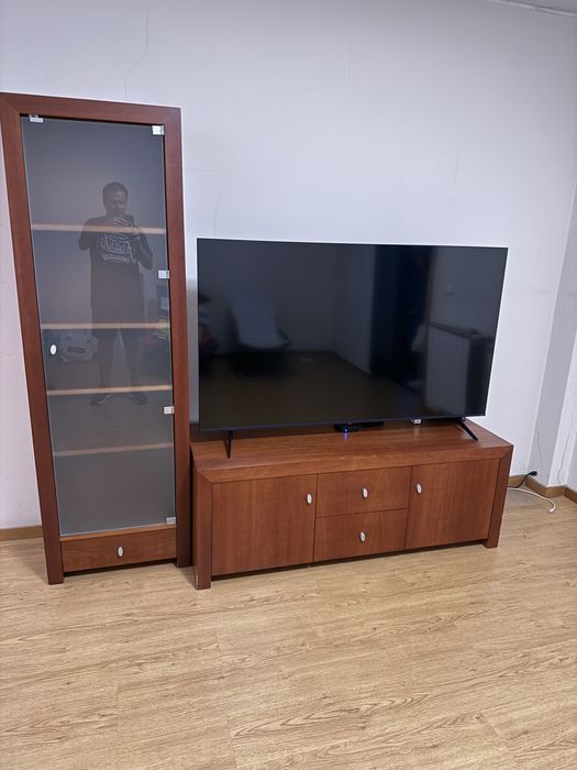 URGENTE(para desocupar)-Móvel para TV (Largura -1.50m Profundidade - 55cm Altura - 56cm). + Cristaleira  (. Alt. - 1,90 m Larg. - 60 cm Prof. - 40 cm)