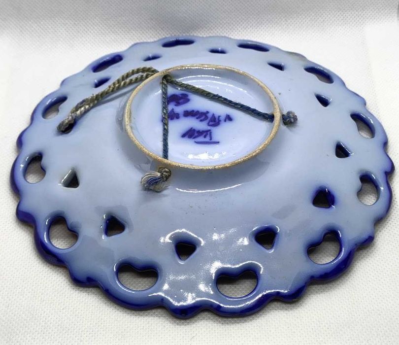 Pratinho em faiança de Alcobaça com dizer popular