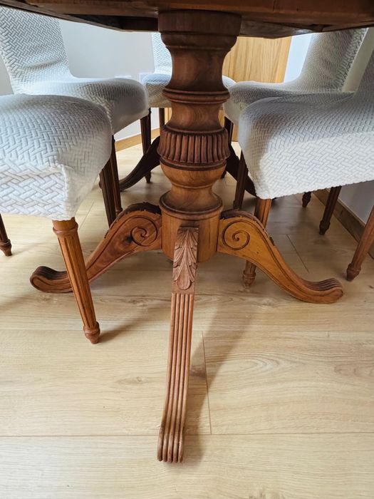 Mesa de madeira extensiva + 6 caderias