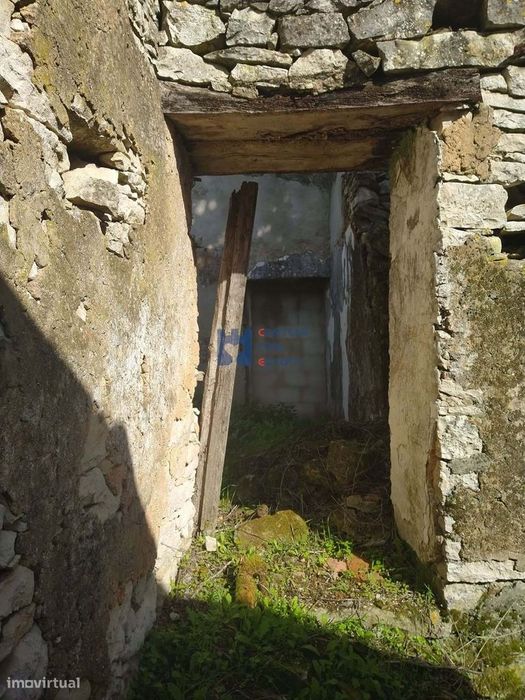 Moradia em ruina com terreno em Maxieira