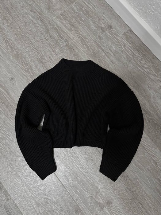 Светр чорний вкорочений