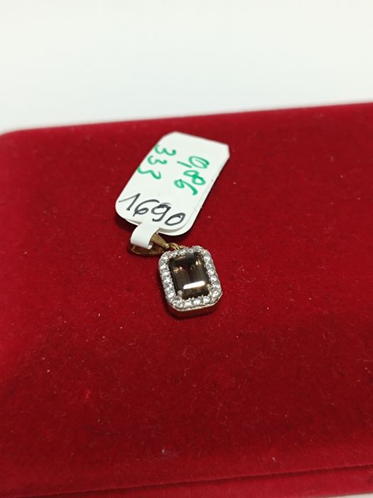 Złoty wisiorek z brązowym oczkiem i białymi cyrkoniami, złoto 333