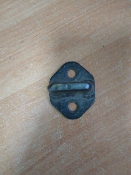 Петля крышки багажника на Тойоту Рав4