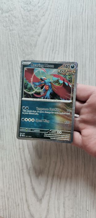 картка Pokémon Roaring Moon