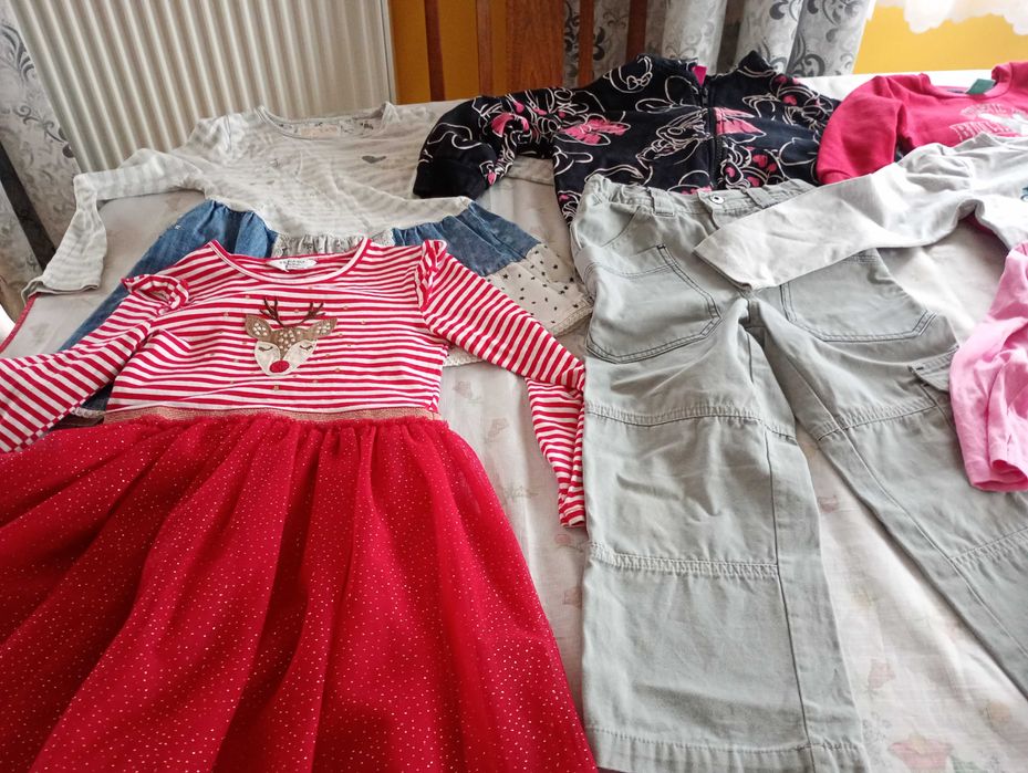 Sprzedam ubranka na 110 bluzy spodnie sukienki dla dziewczynki