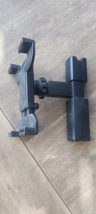 Uchwyt samochodowy na tablet lub telefon