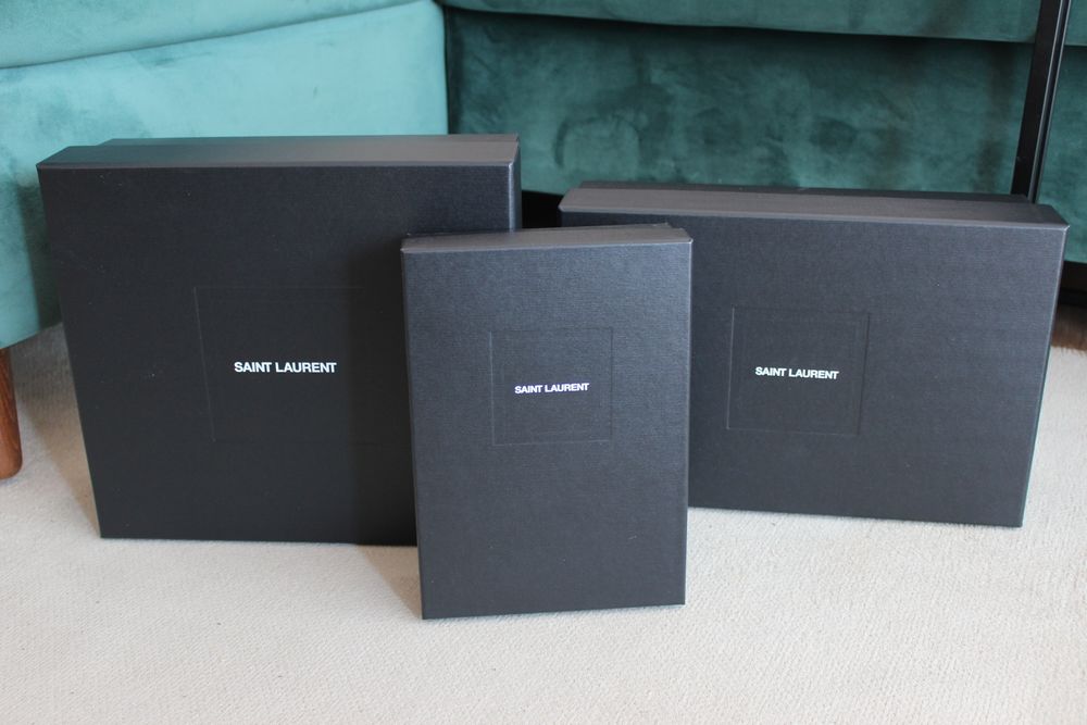 Caixas Yves Saint Laurent, pretas