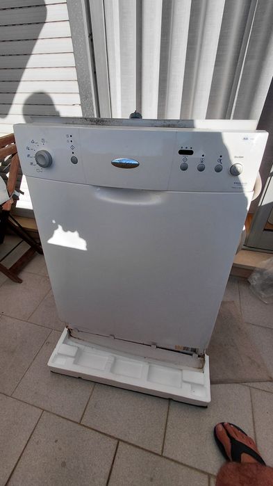 Máquina de lavar loiça wirlpool. Para peças.
