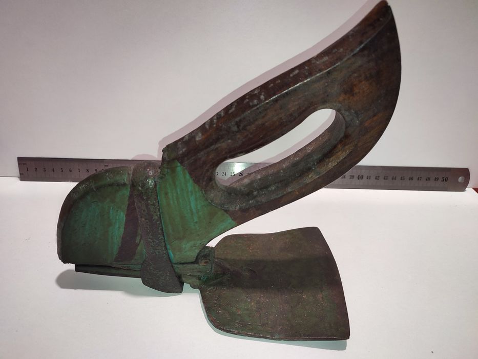 Peça decoração ferramenta antiga enxó.