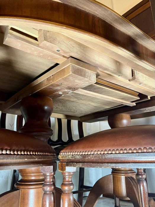 Mesa em madeira com sete cadeiras