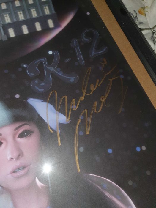 Melanie Martinez plakat z autografem