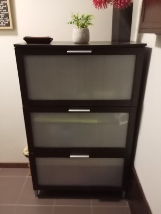 Sapateira com gaveta e bastante arrumação