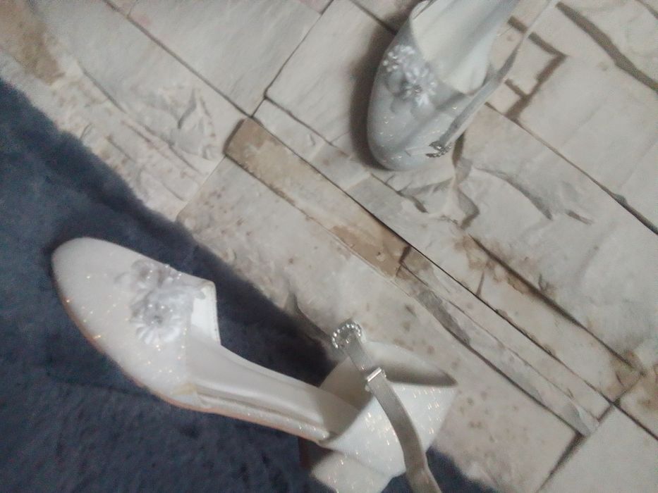 Piękne buty na komunię bądź ślub