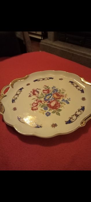 Cinco pratos o grande é de porcelana e cinco peças de vidro