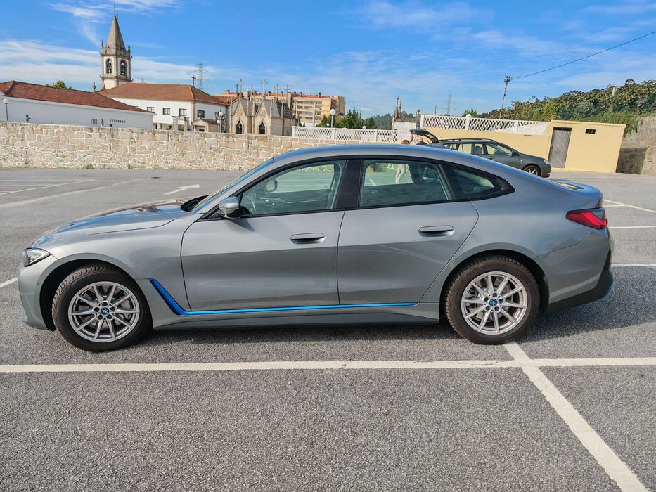 Viatura BMW i4 eDrive40 de Março/2023