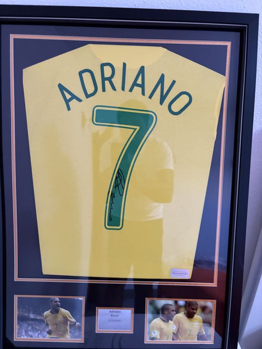 Camisola assinada e emoldurada ADRIANO IMPERADOR com certificado de autenticidade