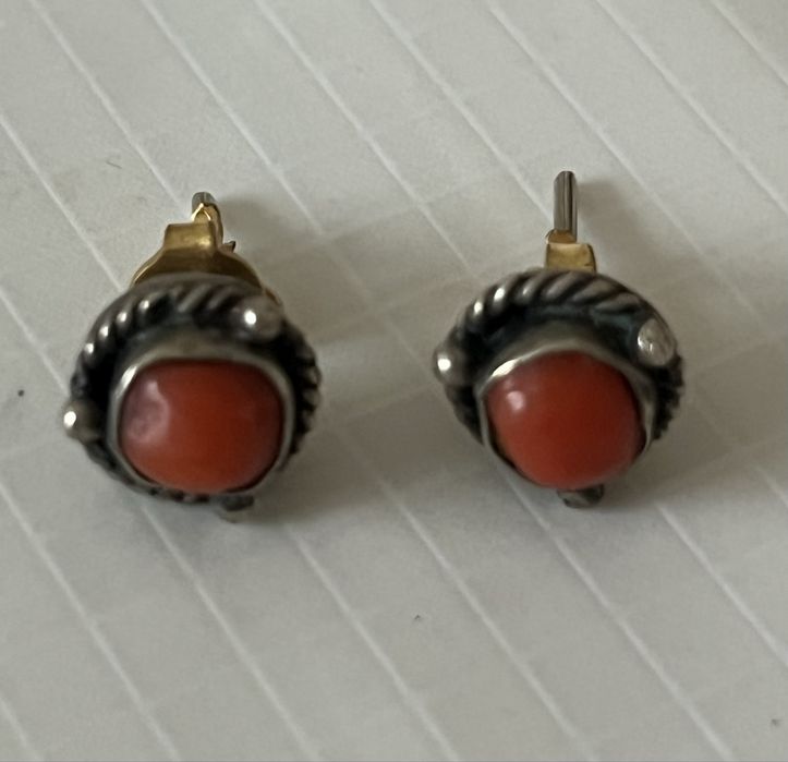 Винтажные серебряные серьги-пусеты с красным кораллом