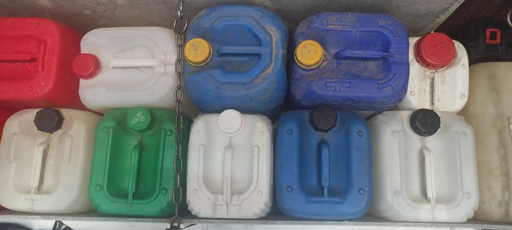 Пластикові каністри