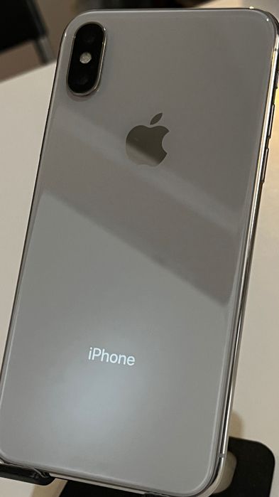 iPhone X 64GB impecável! Bateria 92% + 6 capas (5 Apple). Face ID off. P/ vender rápido: 90€! Sem carregador. Perfeito estado. Garanta já!