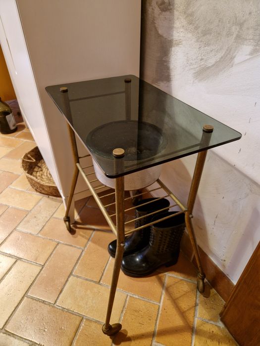 Mesa de Apoio Vintage em Metal Dourado e Vidro Fumado – Excelente Estado